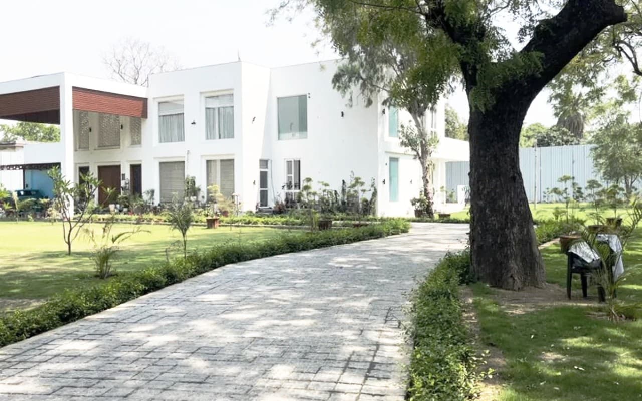 Delhi: बंगला बनाने के लिए स्मारक तोड़े जाने पर IAS अधिकारी को नोटिस, दो हफ्ते के अंदर देना होगा जवाब