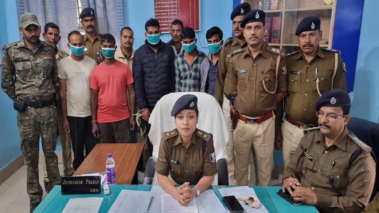 पेट्रोल पंप कर्मी से लूट कांड के अपराधियों को पकड़ने गयी पुलिस पर फायरिंग, 3 पिस्टल, 1 कट्टा के साथ 5 गिरफ्तार