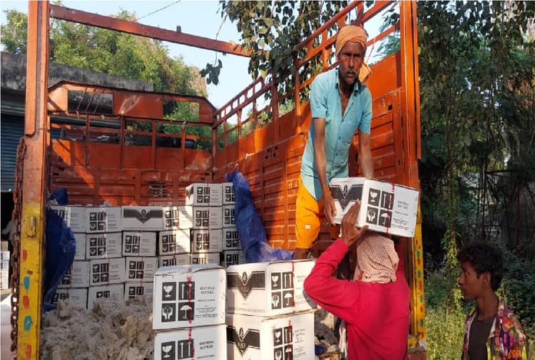 औरंगाबाद में पुलिस को मिली बड़ी सफलता, ट्रक से भारी मात्रा में विदेशी शराब जब्त, चालक व सह चालक गिरफ्तार