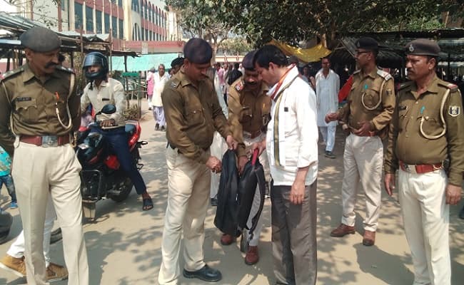 कोर्ट में 10 बोतल शराब लेकर घुस रही थी महिला, फिर हुआ कुछ ऐसा…