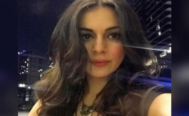 'Kundali Bhagya' की प्रीता बैकलेस ड्रेस में दिखीं बेहद बोल्ड, फैंस ने कमेंट में लिखा,' आंखें बता रही हैं आप...