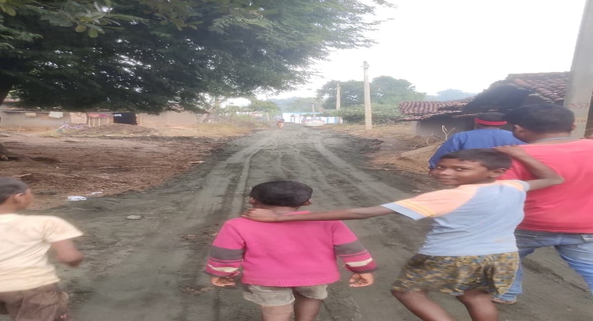 Jharkhand News : जर्जर सड़क पर चलना हुआ मुश्किल, तो श्रमदान से की मरम्मत, गांव के अधिकारियों ने की ऐसे मदद