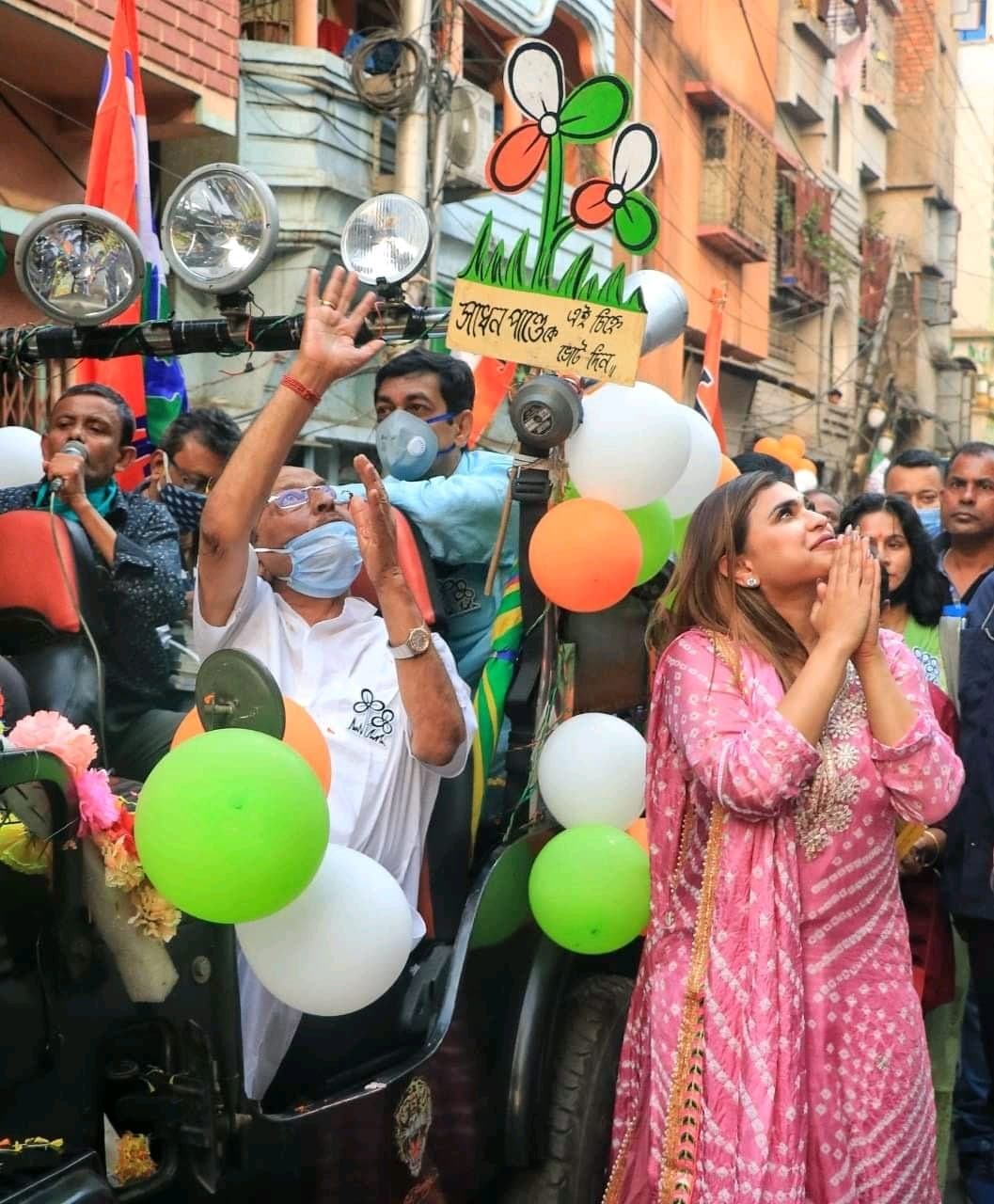 वोटों की गिनती के बीच कोलकाता के इस काउंटिंग सेंटर के भीतर गूंजा ‘जय बांग्ला’ और ‘Khela Hobe’ का नारा