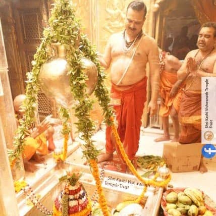 Sawan: श्रीकाशी विश्वनाथ के दर्शन को उमड़े श्रद्धालु, प्रयागराज में कांवरियों पर पुष्पवर्षा, देखें तस्वीरें