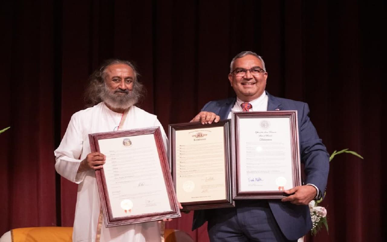 अमेरिका में मनाया जाएगा श्री श्री रविशंकर डे, ऑर्ट ऑफ लिविंग के गुरु को कैनेडियन सिटीज ने किया सम्मानित