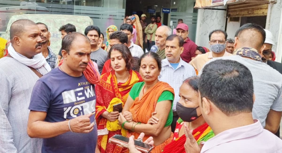 Saharsa: महिला वार्ड सदस्य के घर पर दबंगों ने की फायरिंग, इकलौते बेटे को जान से मारने की दी धमकी