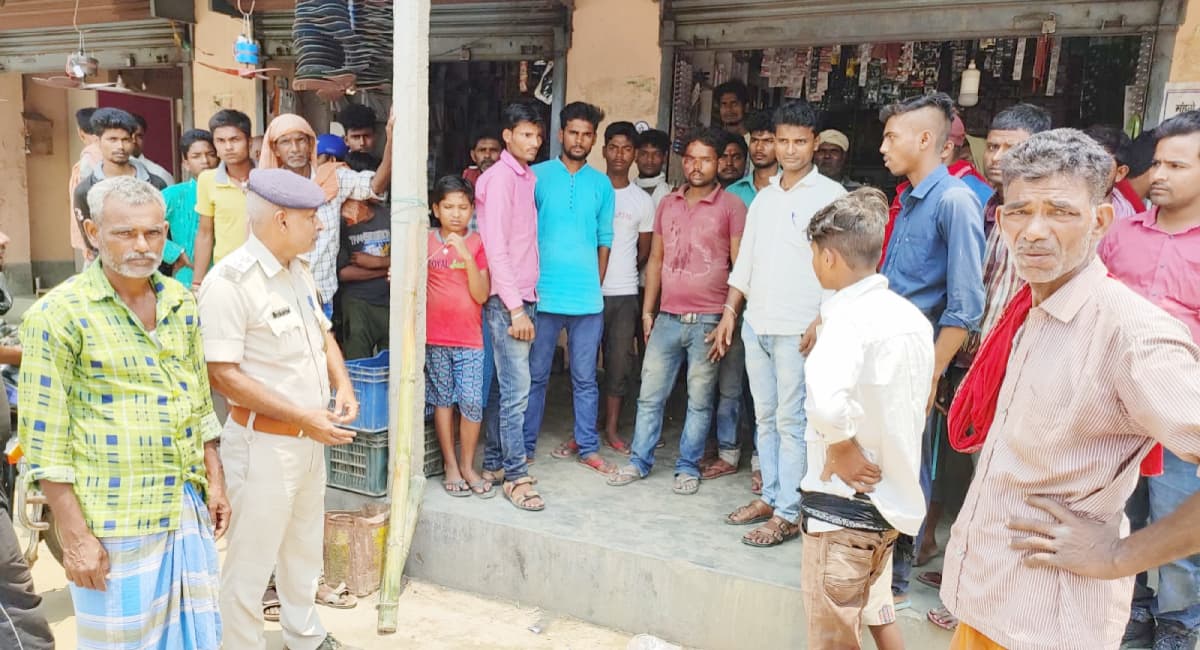 Saharsa: दुकान में दिनदहाड़े घुस कर दुकानदार को हाथ-पैर बांध कर सिर फोड़ा, 2 लाख नकदी लेकर फरार हुए बदमाश