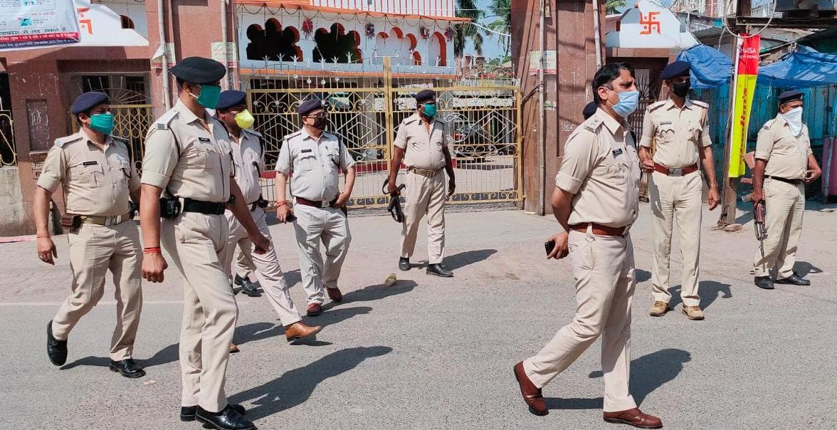 Bihar News : पटना के इस होटल में पुलिस की छापेमारी, हथियार समेत 6 लोग गिरफ्तार Bihar News : पटना के इस होटल में पुलिस की छापेमारी, हथियार समेत 6 लोग गिरफ्तार