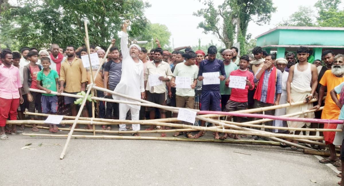 Bihar News: सहरसा में सड़क पर मछली पकड़ने लगे लोग, ...जानें क्या है मामला?