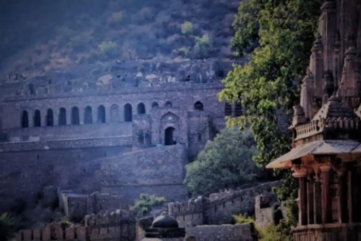 PHOTOS: भारत का सबसे रहस्यमयी और भूतिया किला, शाम होते ही मंडराने लगते हैं भूत