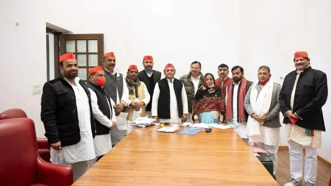 योगी ने जिन्हें कभी बनाया था अपना उत्‍तराधिकारी, अब उनकी पत्नी सुभावती SP के टिकट पर CM को देंगी चुनौती