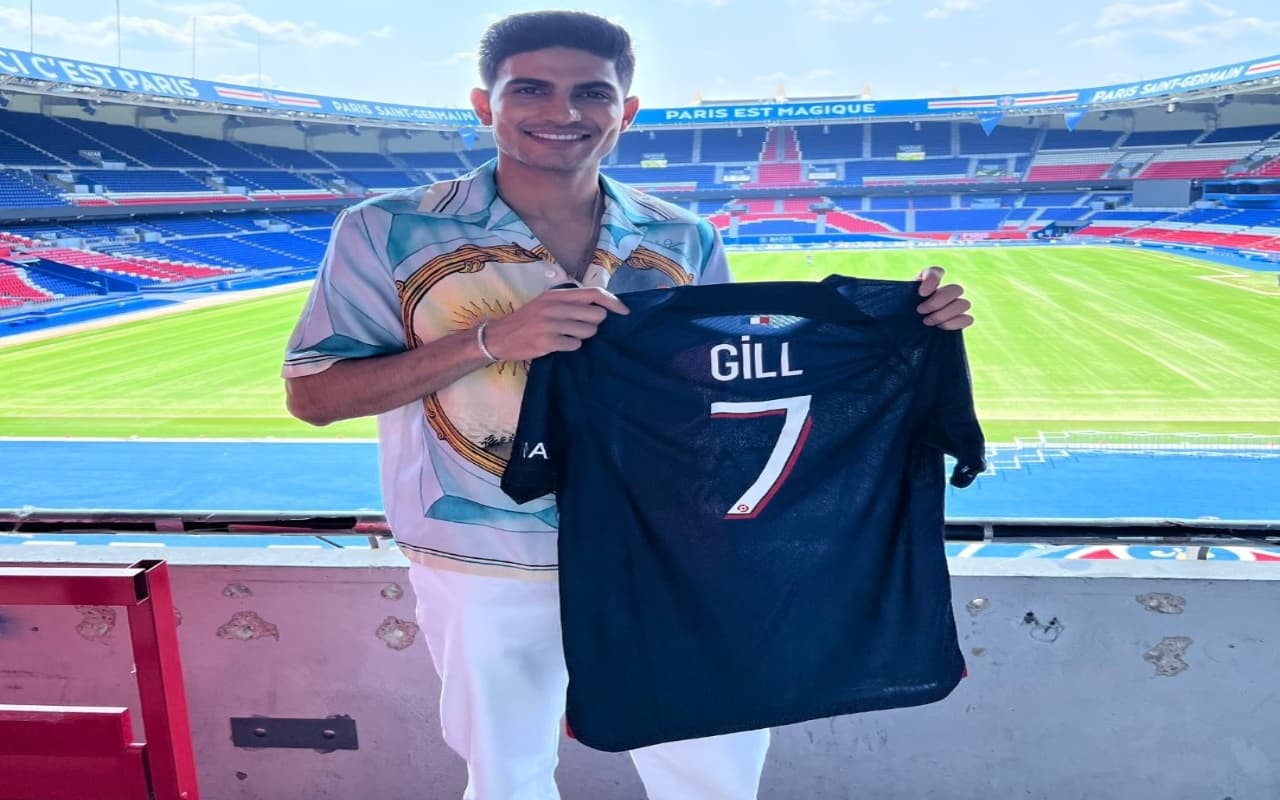 Shubman Gill: छुट्टियां बिताने पेरिस पहुंचे शुभमन गिल, फुटबॉल क्लब PSG ने गिफ्ट की 7 नंबर की जर्सी