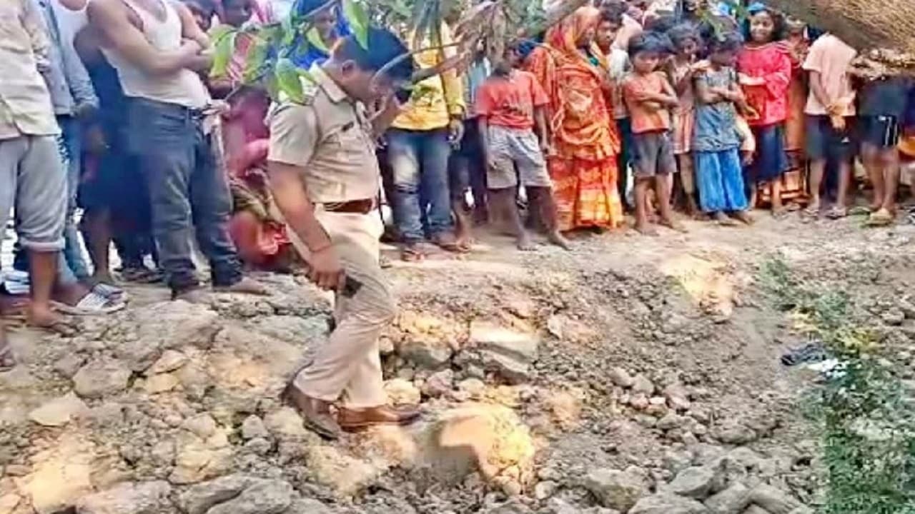 बिहार: दरभंगा में मिट्टी के नीचे से युवक का शव बरामद, मृतक की शिनाख्त में जुटी पुलिस