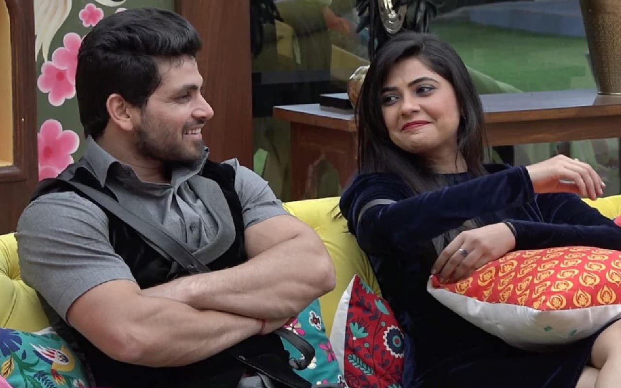 Bigg Boss 16: शिव ठाकरे ने अपनी 'मंडली' को दिखाया एक्स गर्लफ्रेंड के नाम का टैटू, मां ने दिया ऐसा रिएक्शन