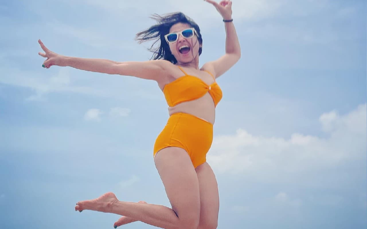 Mirzapur की 'गोलू' का बोल्ड अंदाज, कभी बिकिनी तो कभी शॉर्ट ड्रेस में दिखी बेहद दिलकश