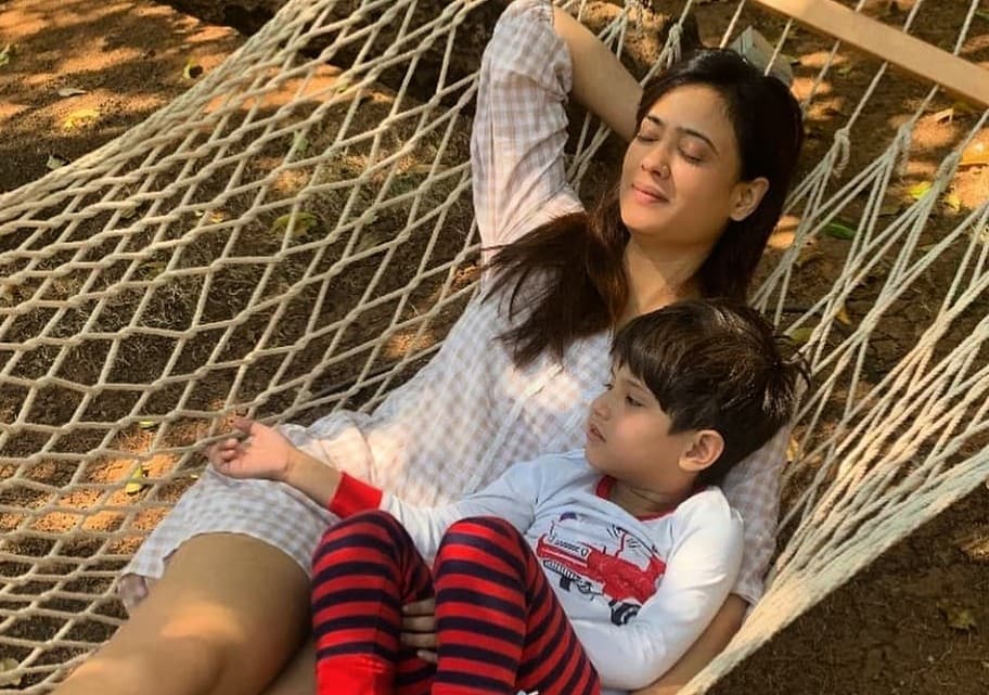 Shweta Tiwari ने बेटे के साथ मस्ती करते हुए शेयर की तस्वीर, व्हाइट शर्ट में खूबसूरत दिखीं हसीना