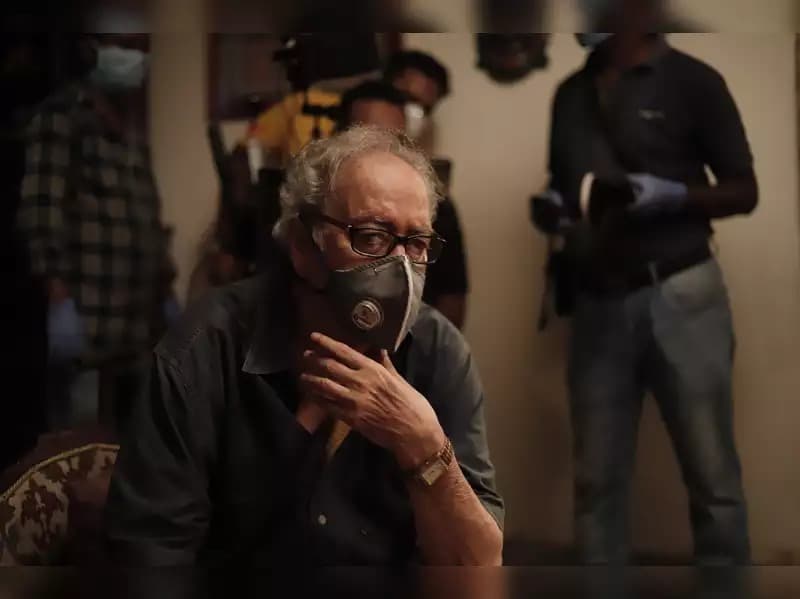 वरिष्ठ अभिनेता सौमित्र चटर्जी की हालत में हल्का सुधार, आइटीयू में किये गये शिफ्ट