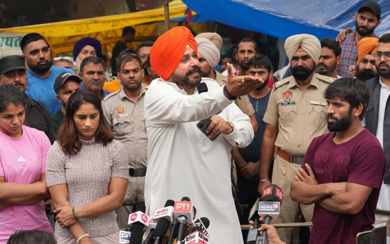 Wrestlers Protest: बारिश के बावजूद धरना स्थल पर डटे रहे पहलवान, नवजोत सिंह सिद्धू समर्थन में पहुंचे