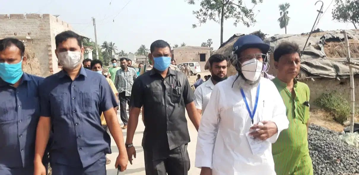 हेलमेट पहनकर बूथों का जायजा लेने निकले मंत्री सिद्दीकुल्ला चौधरी, कहा- बीजेपी फैला रही हैं हिंसा