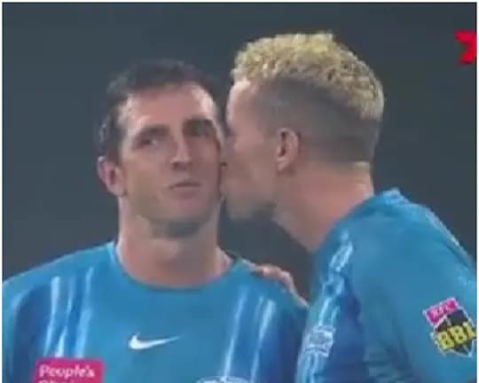 BBL 2021: ऑस्ट्रेलियाई गेंदबाज ने लाइव मैच में साथी को किया किस, वायरल हुआ ब्रोमांस का वीडियो