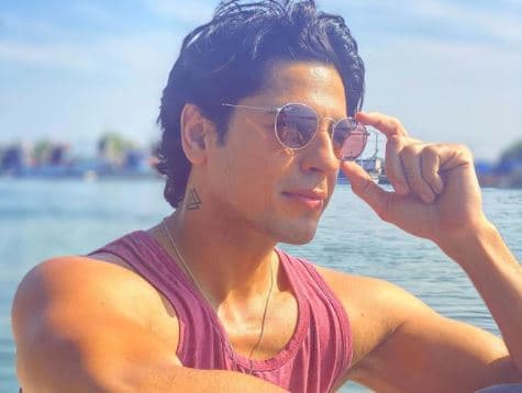 EXCLUSIVE: हमारा देश दुनिया की सबसे बड़ी डेमोक्रेसी है तो मु��्किलें भी होंगी ही -सिद्धार्थ मल्होत्रा