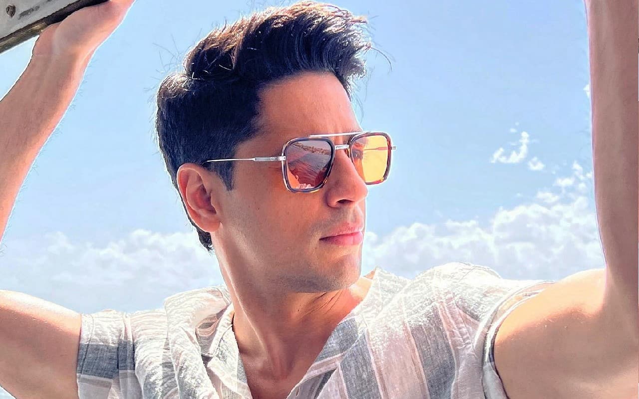 इतनी थी सिद्धार्थ मल्होत्रा की पहली सैलरी, एक्टर ने खुद किया खुलासा