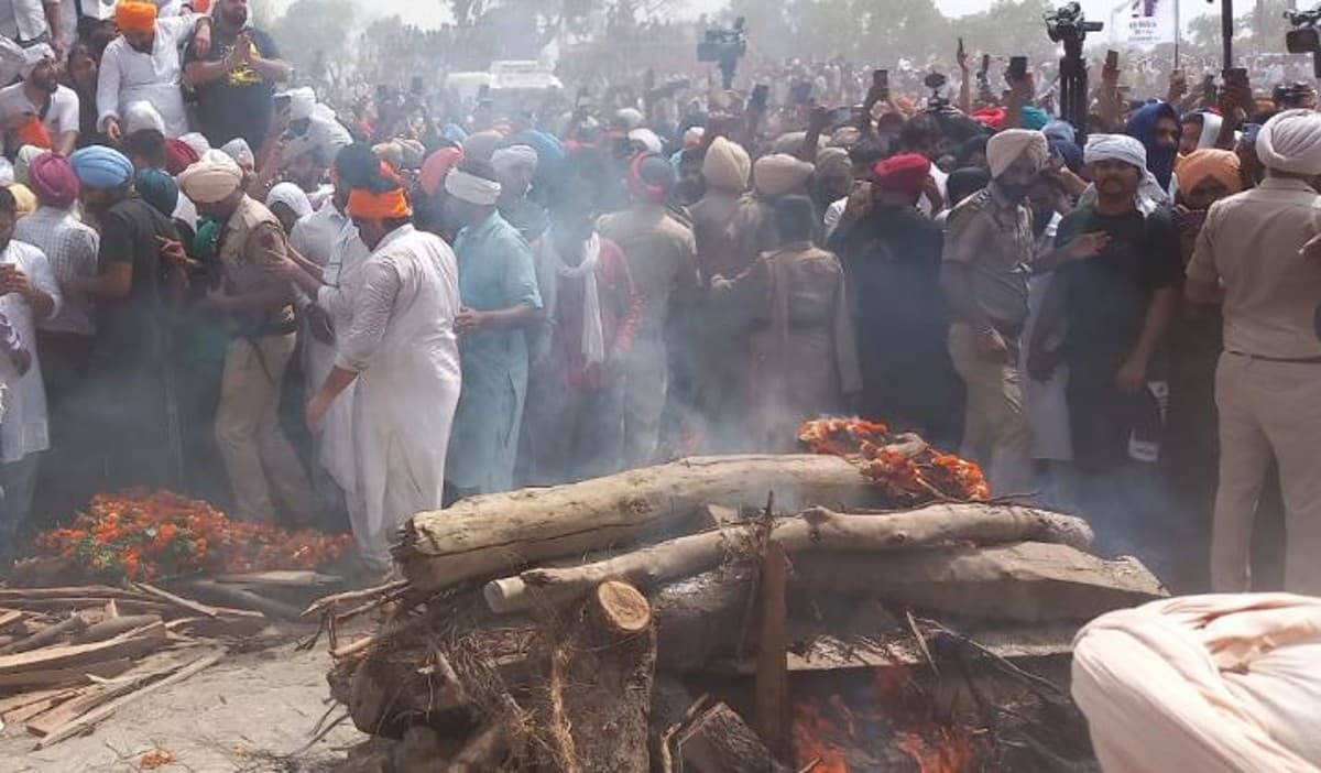 Sidhu Moose Wala: पंचतत्व में विलीन हुए सिद्धू मूसेवाला, पिता ने पगड़ी उतारकर बेटे को दी मुखाग्नि