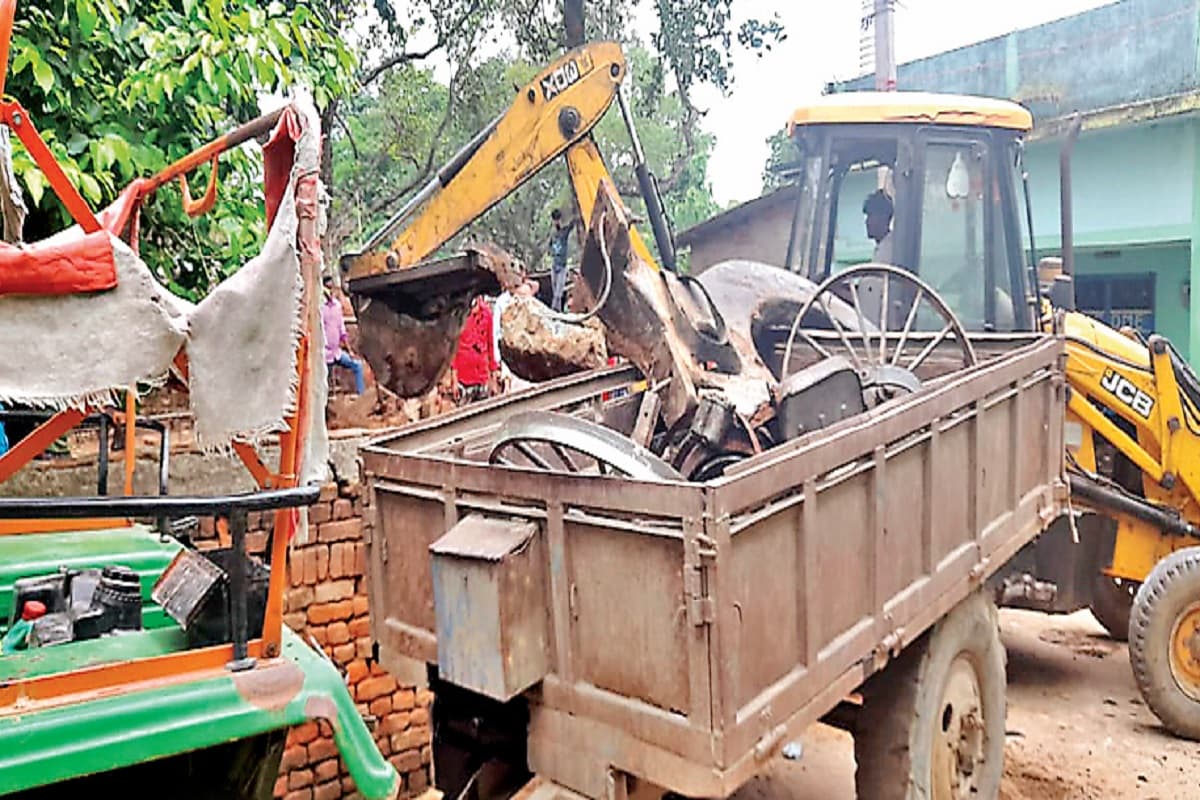 कोडरमा में आरा मशीन समेत जेनरेटर व कई अन्य उपकरण जब्त