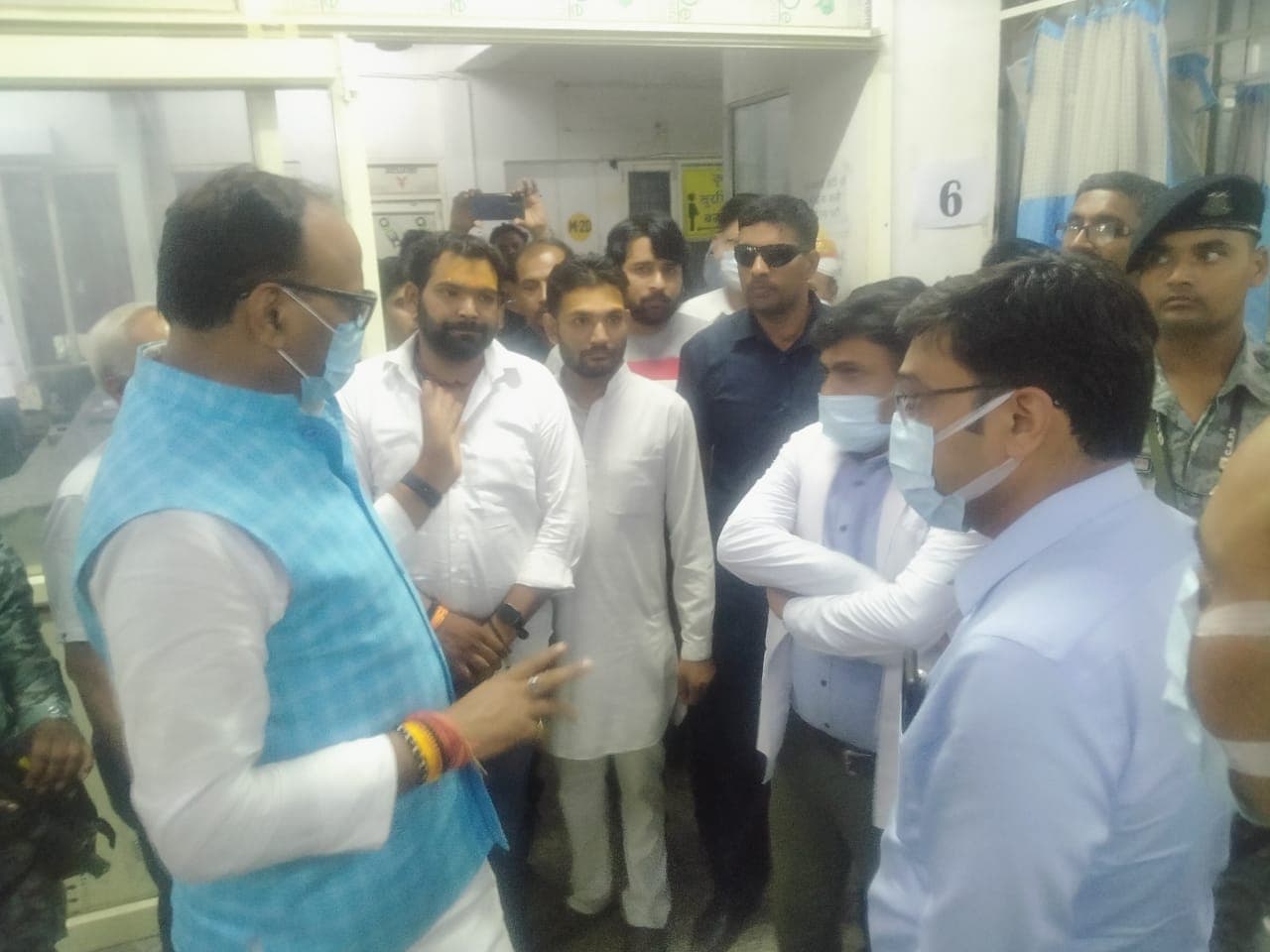 Agra: डिप्टी सीएम बृजेश पाठक अचानक पहुंचे एसएन मेडिकल कॉलेज, डिस्चार्ज किए मरीज को फिर से कराया भर्ती