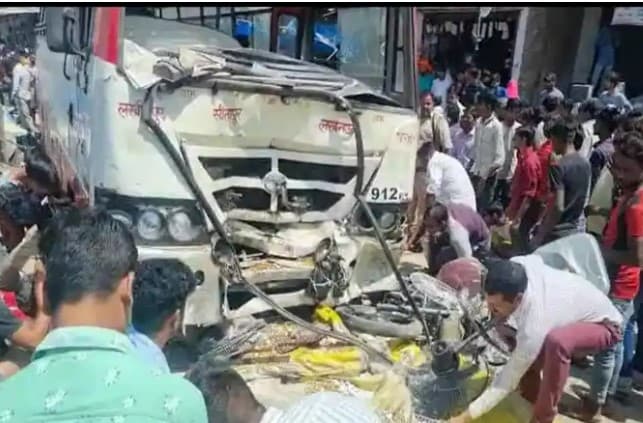 UP के सीतापुर में भीषण हादसा, सड़क किनारे खड़े छह लोगों को रोडवेज बस ने रौंदा, 3 की मौत, CM योगी ने जताया दुख