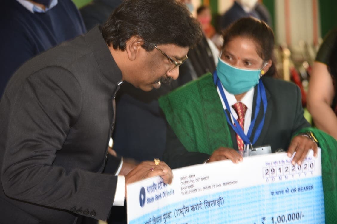 Jharkhand Government 1 year : यूथ, महिला और उद्यमियों के लिए हेमंत सोरेन ने क्या नई घोषणाएं शुरू कीं, इन 5 प्वाइंट में समझिए Jharkhand Government 1 year : यूथ, महिला और उद्यमियों के लिए हेमंत सोरेन ने क्या नई घोषणाएं शुरू कीं, इन 5 प्वाइंट में समझिए
