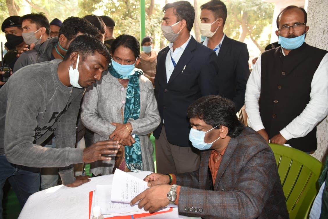सीएम हेमंत सोरेन बोले- मुझसे डरा-धमका कर कोई काम नहीं करा सकता, प्यार से बोले तो सिर कटा कर दे देंगे