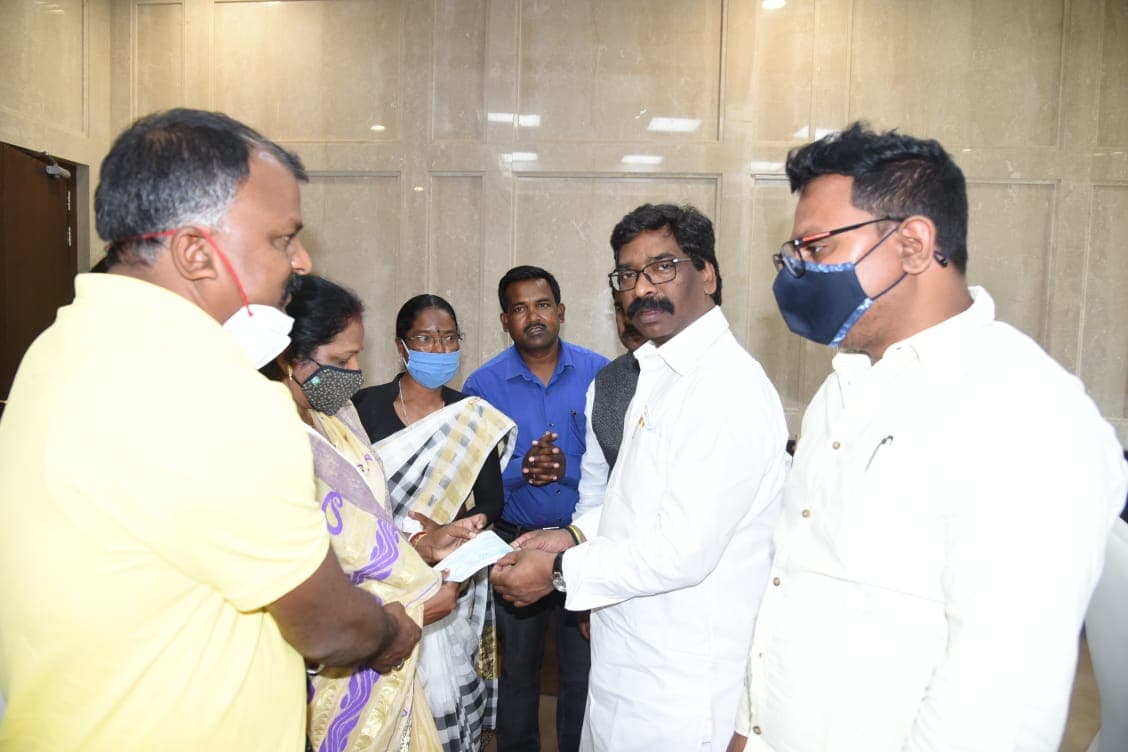 Jharkhand News : सीएम हेमंत सोरेन ने कैंसर पीड़ित सरना धर्म गुरु बंधन तिग्गा के बेहतर इलाज के लिए की आर्थिक मदद, जल्द स्वस्थ होने की कामना Jharkhand News : सीएम हेमंत सोरेन ने कैंसर पीड़ित सरना धर्म गुरु बंधन तिग्गा के बेहतर इलाज के लिए की आर्थिक मदद, जल्द स्वस्थ होने की कामना