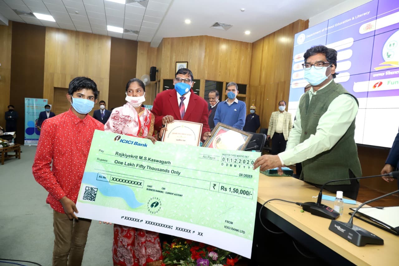 झारखंड के 10वीं-12वीं के स्टेट टॉपर पुरस्कृत, जमशेदपुर के 8 मेधावियों को मिला सम्मान