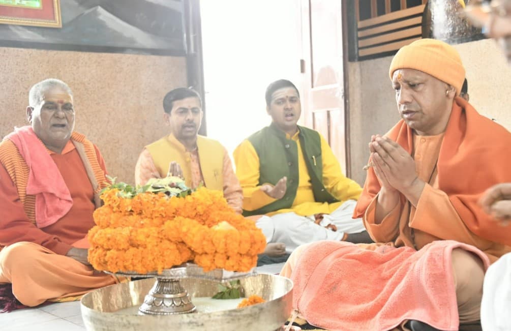 Gorakhpur: हर-हर महादेव के जयघोष से गूंज उठा शिवालय, सीएम योगी ने किया रुद्राभिषेक, कई मंदिर में करेंगे दर्शन