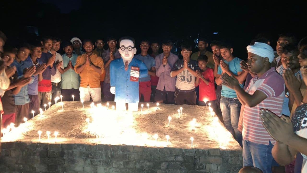 Lakhimpur Violence: पूर्वांचल किसान यूनियन ने आंबेडकर प्रतिमा पर जलायी कैंडल, मृतक किसानों को दी श्रद्धांजलि