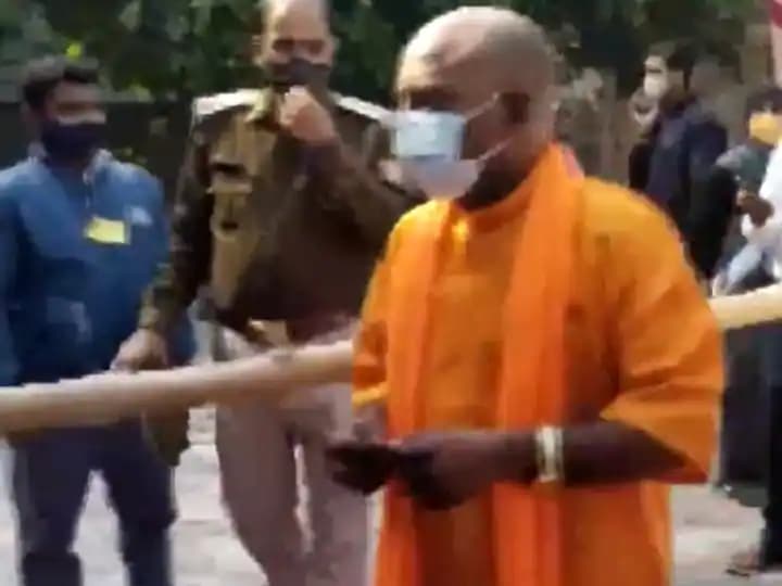 UP Chunav 2022: सीएम योगी के भेष में वोट डालने पहुंचा युवक तो बूथ पर मची हलचल, वीडियो वायरल