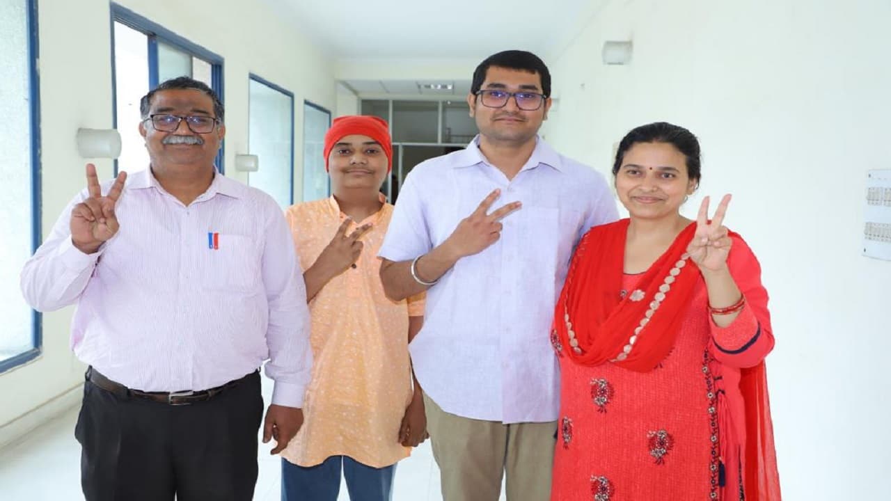 सीएसजेएमयू कानपुर के छात्र प्रभव ने गेट एग्जाम में लाया ऑल इंडिया तीसरी रैंक, विवि के कुलपति ने दी बधाई