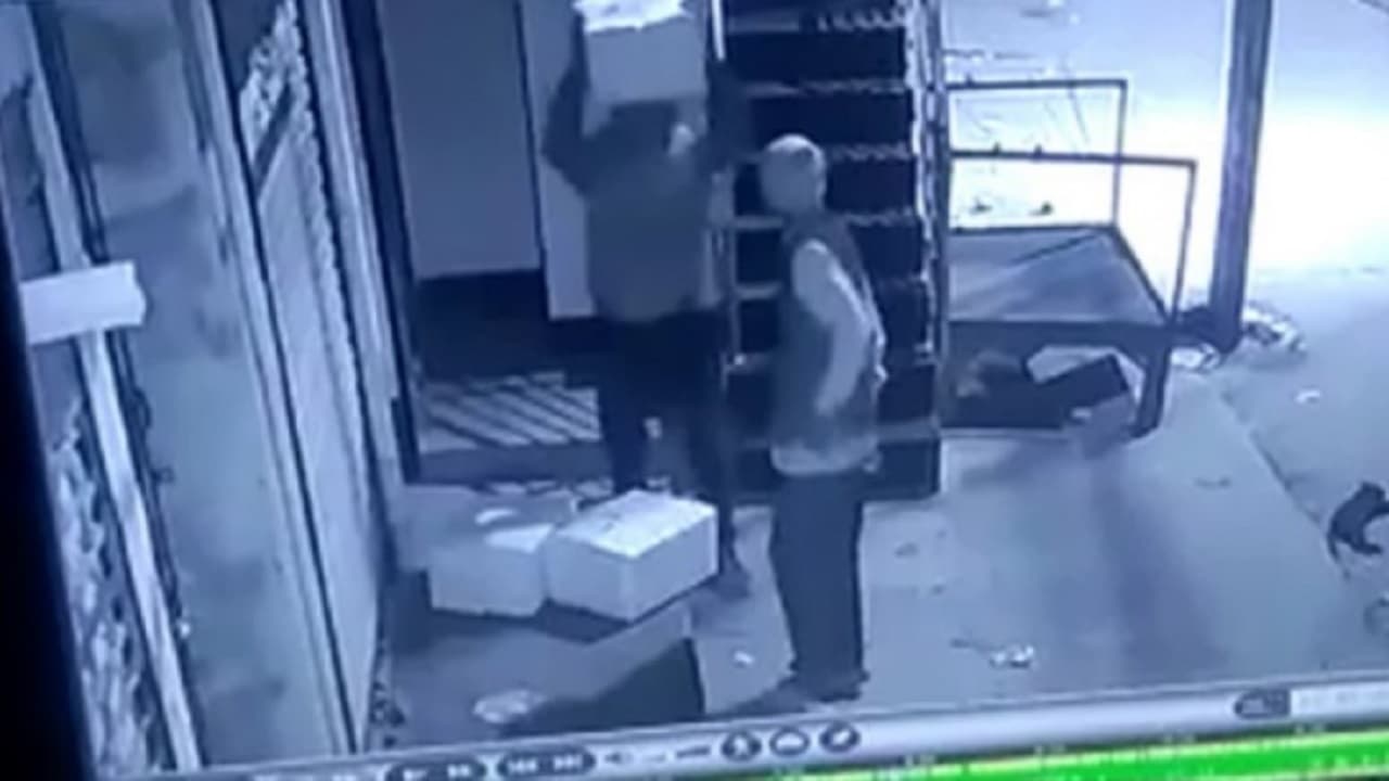 कुरियर कार्यालय से 13.13 लाख कीमत की 41 किलो चांदी चोरी, सिर पर उठा कर ले गये चोर