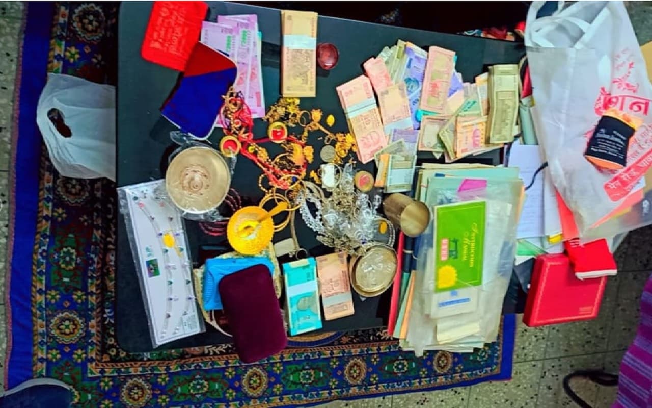 Bihar: सोने की कटोरी और चम्मच वाले सहायक ड्रग इंस्पेक्टर, दो लाख रुपये रिश्वत लेते रंगे हाथ हुए गिरफ्तार