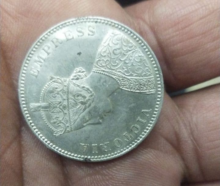 प्रयागराज में खेतों की चल रही थी जुताई, जमीन के अंदर से निकले बेशकीमती सिक्के, मची लूट