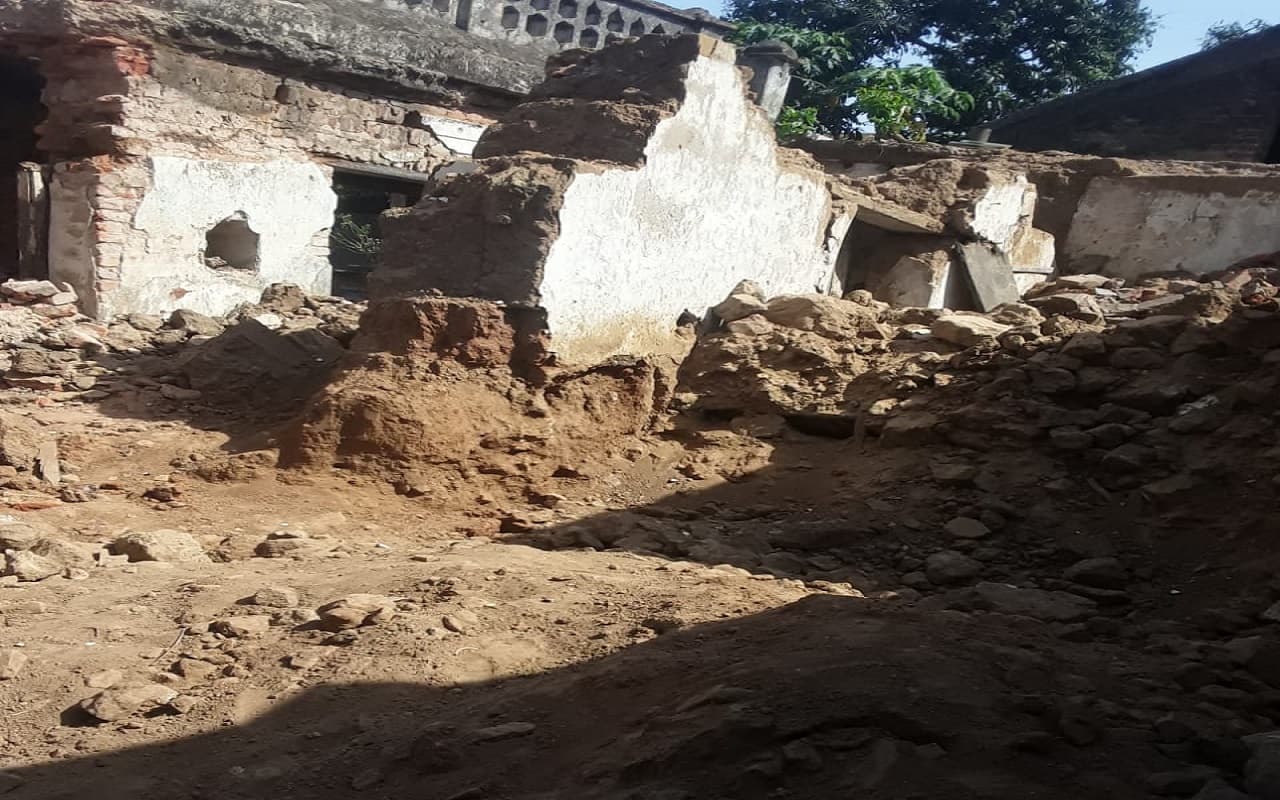 झारखंड का एक गांव, जहां पीतल के 3 घड़ों से निकले चांदी के सिक्के, ग्रामीणों ने लूटे झारखंड का एक गांव, जहां पीतल के 3 घड़ों से निकले चांदी के सिक्के, ग्रामीणों ने लूटे