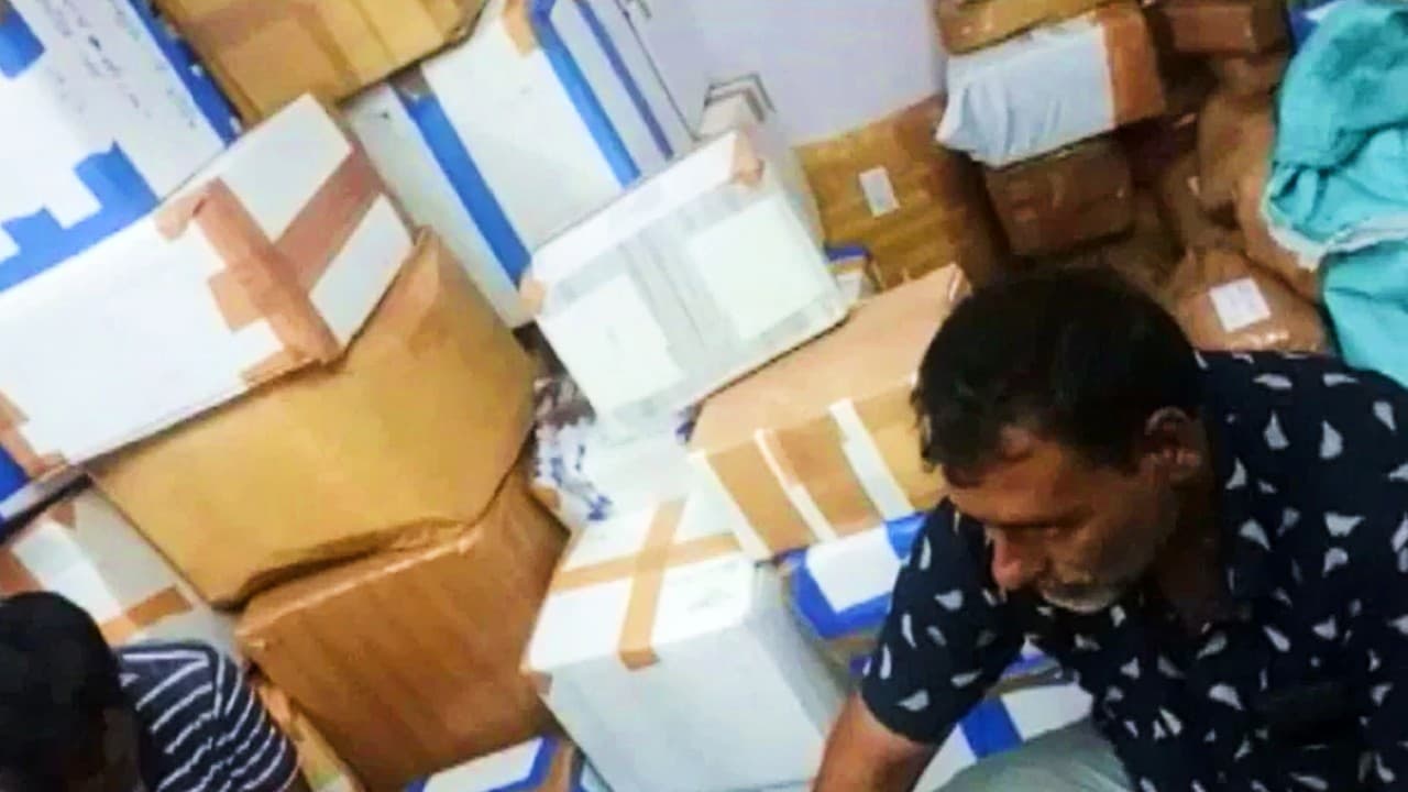 गुजरात से आगरा जा रही बस से राजस्थान पुलिस ने 8 करोड़ रुपये की 1,222 किलोग्राम चांदी जब्त की