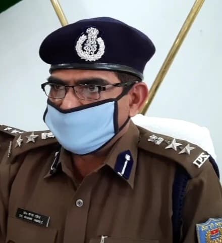 Coronavirus In Jharkhand : मास्क चेकिंग के दौरान शिक्षक को थप्पड़ मारना पड़ा भारी, ग्रामीणों ने किया हंगामा, सिमडेगा एसपी ने आरोपी एएसआई व हवलदार को किया लाइन हाजिर