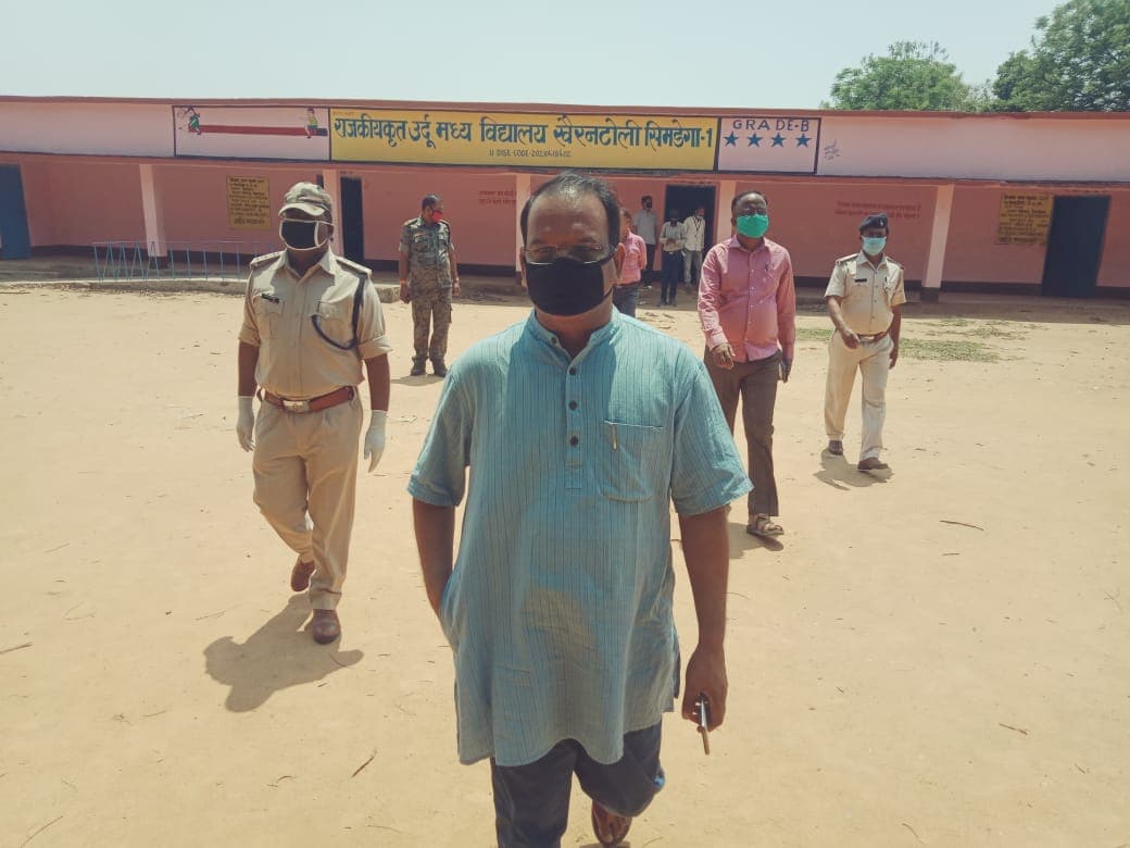 सिमडेगा जिले में रह रहे थे बाहरी लोग, प्रशासन ने पकड़कर क्वॉरेंटाइन में डाला