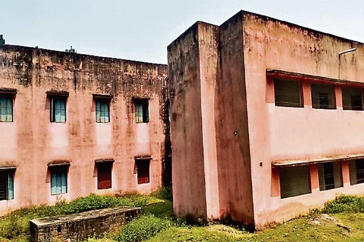 सिमडेगा में सात साल से अधूरा पड़ा है मॉडल स्कूल का भवन