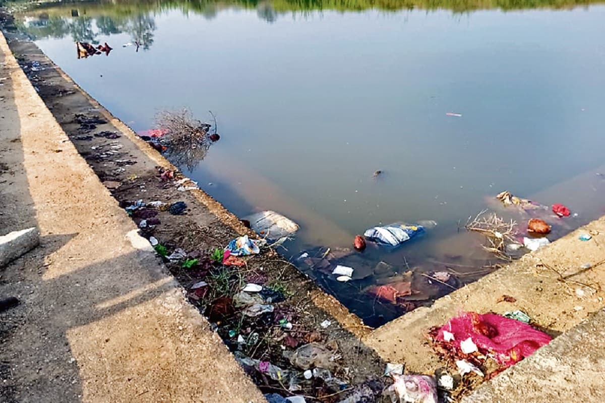 सिमडेगा के छठ तालाबों में लगा गंदगी का अंबार, व्रती चिंतित
