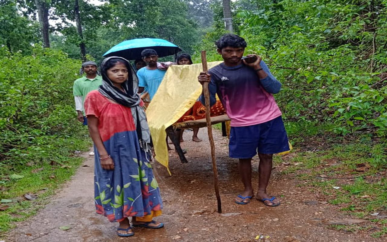 सिमडेगा के बरटोली गांव में एंबुलेंस जाने का रास्ता नहीं, खटिया पर गर्भवती का हुआ प्रसव, नवजात की हुई मौत