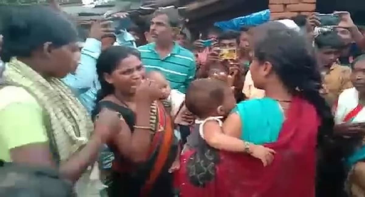 Jharkhand News : झारखंड में उग्र भीड़ ने 2 महिला चोरों को पीटा व बाल काटे, ली गयीं हिरासत में