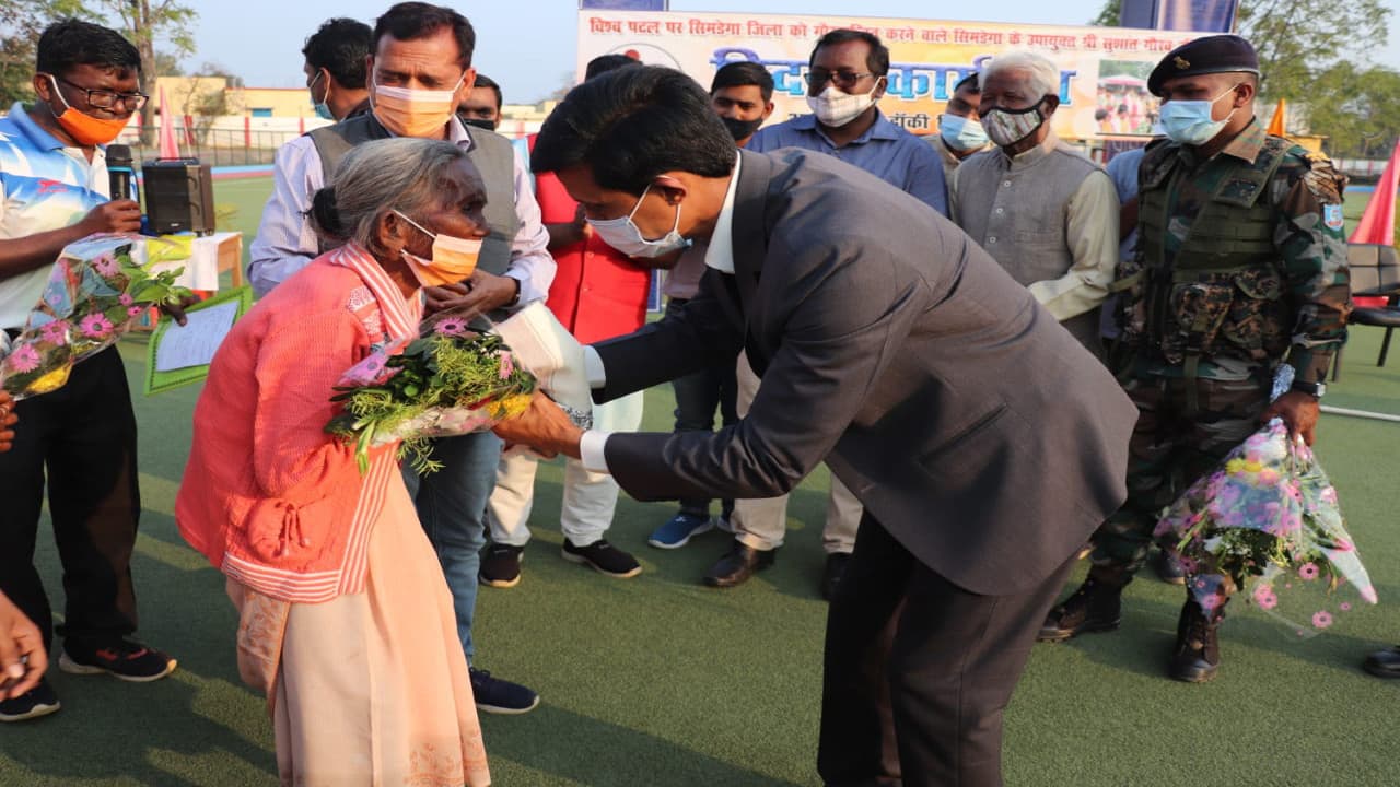 हॉकी सिमडेगा ने डीसी सुशांत गौरव को दी विदाई, एक वृद्ध महिला के सम्मान देने से भावुक हुए उपायुक्त